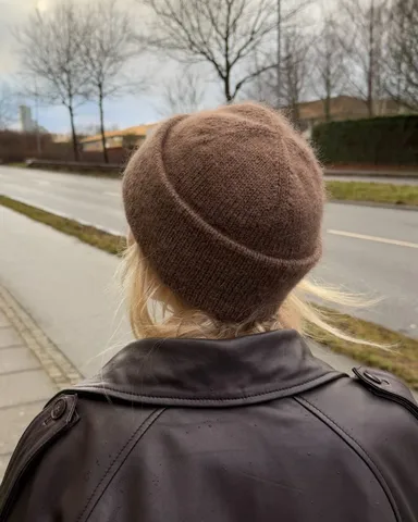 Brown Oslo hat seen from behind in a city setting.